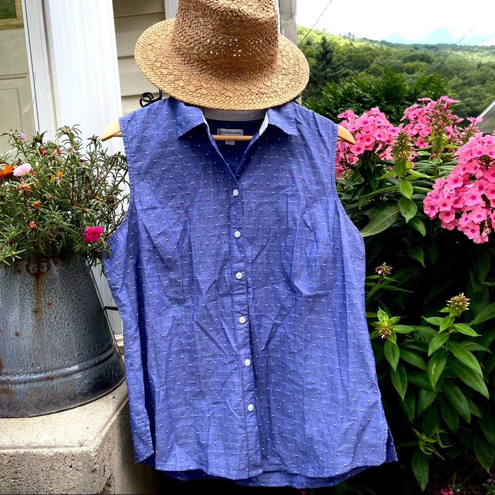 CROFT & BARROW | NWT button down blue vest with polka dots
